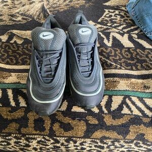 Nike Men's Gray Sneakers